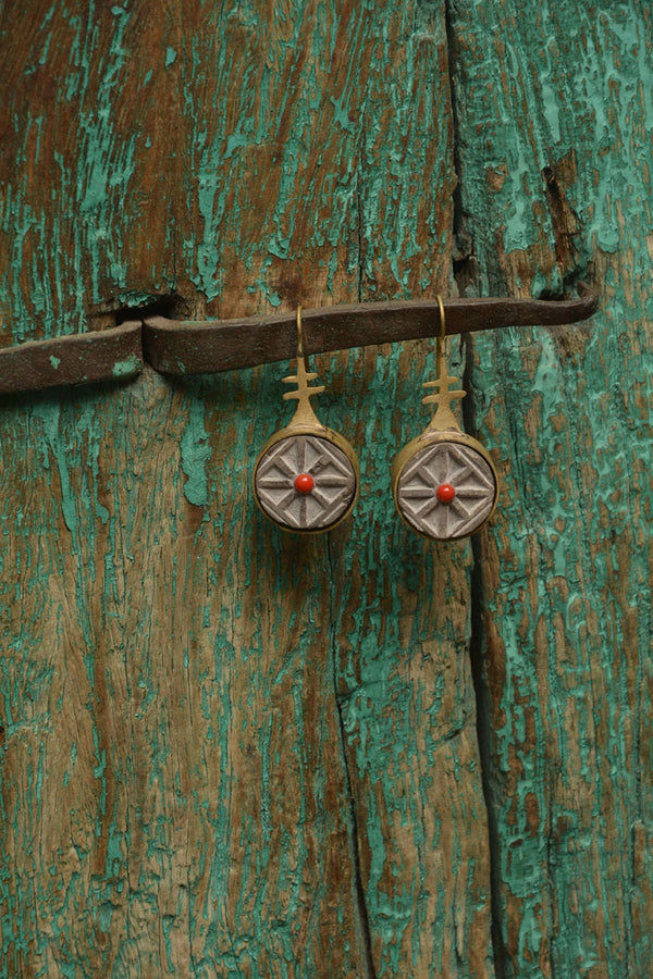 Stone crafted earring - SHUBINAK.COM